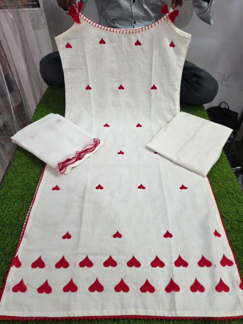 In this design you will see sleeveless kurta and elegant embroidery work