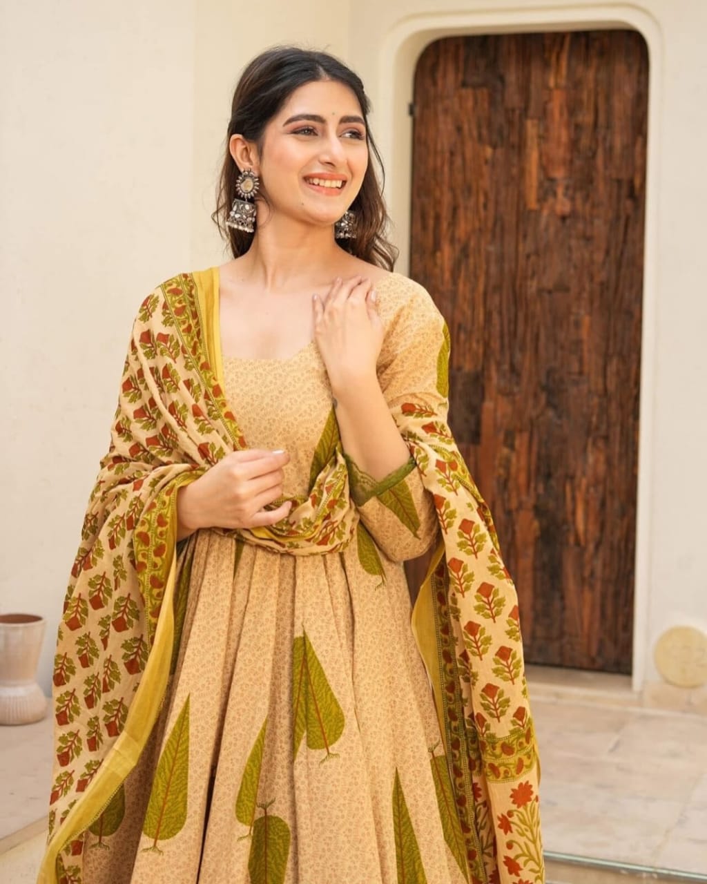 Look straight out of a dreamy movie set as  you turn around and walk in this elegant flaired suit ! The perfect of traditional wear