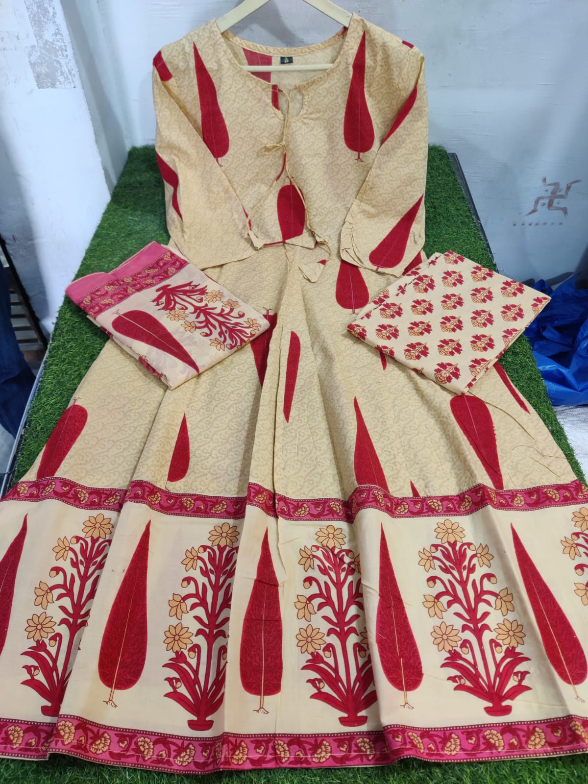 Look straight out of a dreamy movie set as  you turn around and walk in this elegant flaired suit ! The perfect of traditional wear
