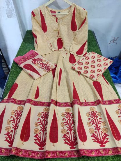 Look straight out of a dreamy movie set as  you turn around and walk in this elegant flaired suit ! The perfect of traditional wear